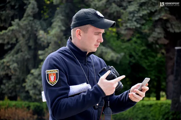 Зніми навушники: у Луцьку на переходах розмістили попереджувальні знаки (фото)