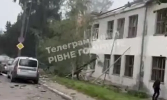 Ворожий дрон влучив у навчальний заклад Рівного (відео)