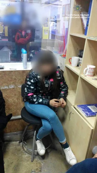 Горілка, вино, коньяк: у Луцьку неповнолітніх дівчат спіймали на крадіжці (фото)