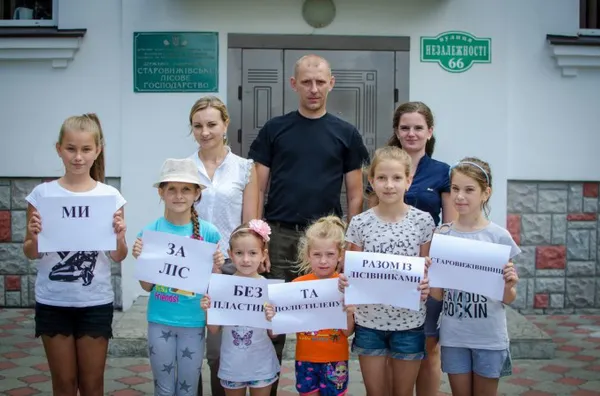 День без поліетилену:  лісівники на Волині організували ЕКОфлешмоб  (фото)