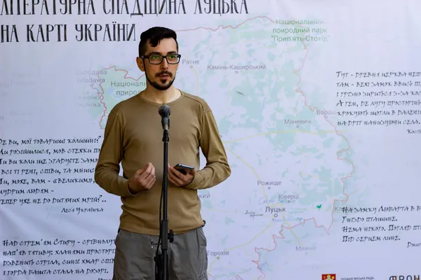 Біля луцької книгарні читали вірші просто неба (фото)
