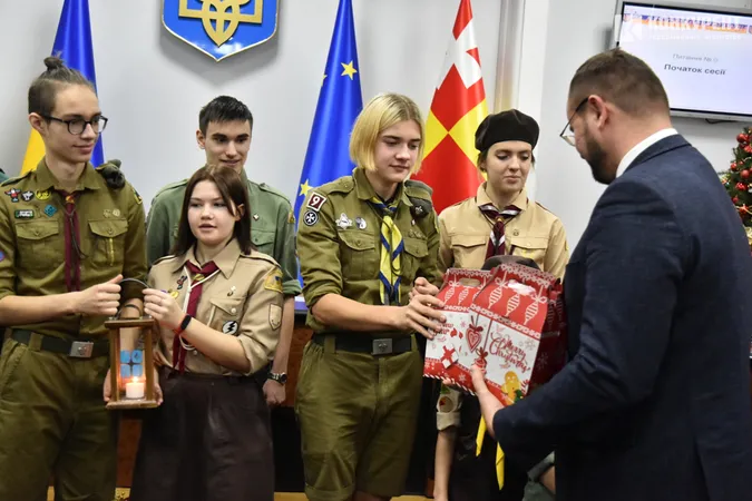 Пластуни принесли Вифлеємський вогонь у Луцьку міську раду (фото)