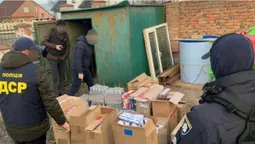 720 літрів алкоголю та 8200 пачок сигарет: волинські поліцейські викрили спритників (фото, відео)