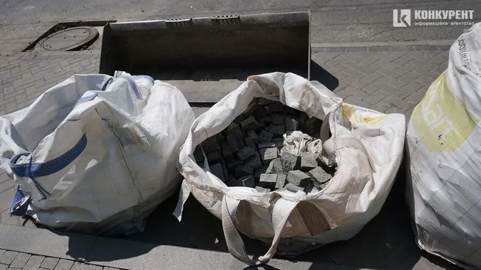 Так, тут скрізь бруківка. Багато бруківки :)