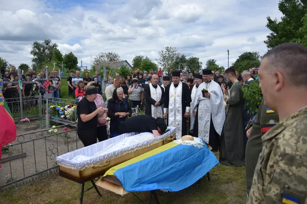 Помер від важких поранень: на Волині попрощалися зі старшим солдатом Сергієм Синюком (фото)