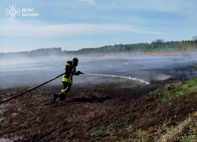 У Ковелі вогонь із сухостою перекинувся на деревʼяний будиночок (фото)