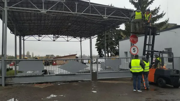 У Луцьку встановили десяток напівпідземних контейнерів для сміття (фото, відео)