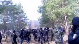 Стрілянина та лайка: опублікували відео сутички бурштинокопачів і поліції