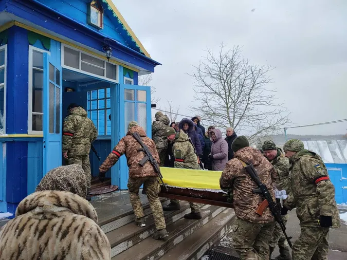 В Ківерцях в останню дорогу провели Ярослава Зінчука, який підірвався на міні в Ковельському районі (фото)