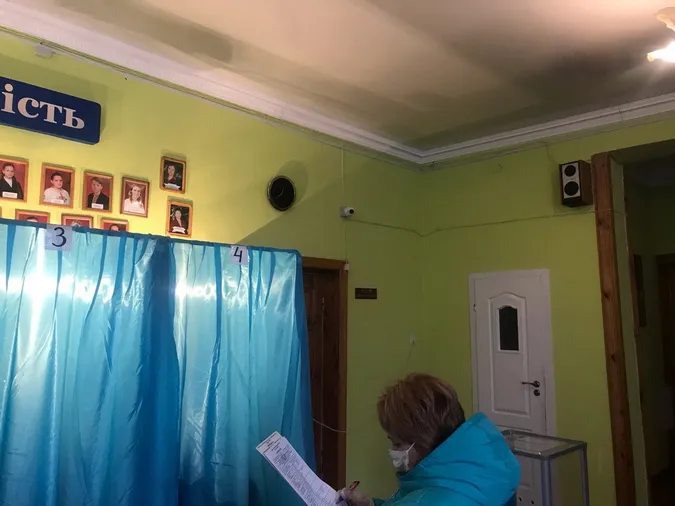 У Ковелі скриньку для голосування поставили під камерою відеоспостереження (фото)
