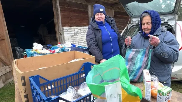 Ніна Шкльода закупляється у сільському «магазині на колесах»