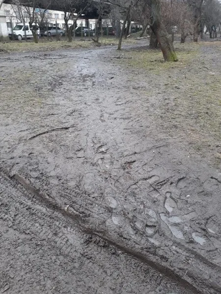Лучани обурені станом дороги, яка веде до залізничного вокзалу (фото)