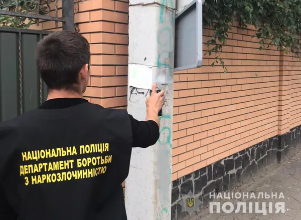 На асфальті, дверях, стінах: у Луцьку замальовували наркорекламу (фото, відео)