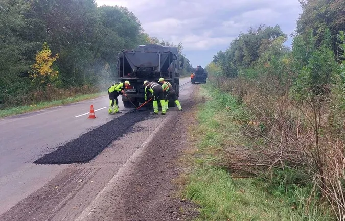 Взялися за вибоїни, мости, розмітку та узбіччя: на Волині ремонтують дороги (фото)