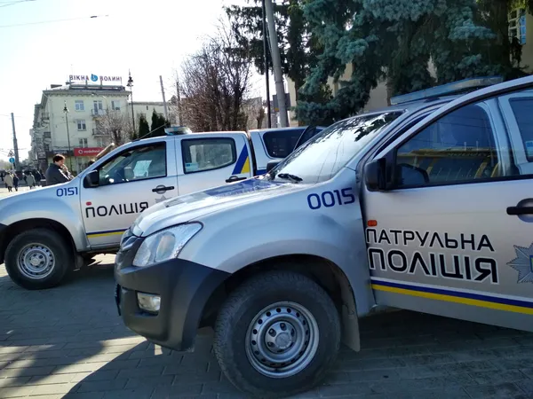 Патрульні у центрі Луцька розповідають дітям про безпечний Великдень (фото)