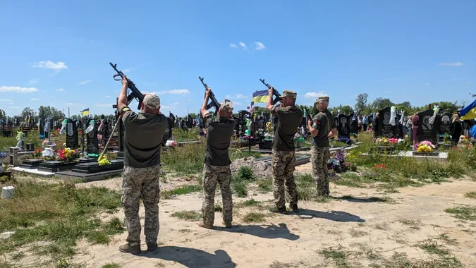 Біль і сльози: на Волині попрощалися з молодим снайпером Вітарієм Шереметою, який загинув на Харківщині