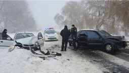 На Волині Volkswagen врізався у "Ланос": є постраждалі (фото)