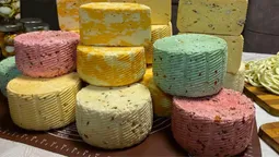 Італійські, грузинські, грецькі, кіпрські: майстриня-самоучка з Волині виготовляє понад 20 різновидів сирів (фото)