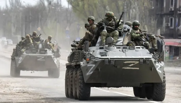 Через Маріуполь у західному напрямку рухаються колони російської техніки