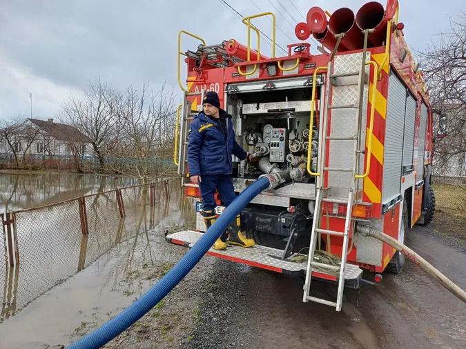 Відкачали понад 1000 тонн: вода позаливала городи волинян (фото)