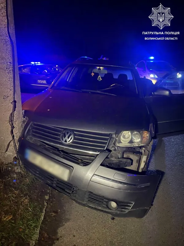 У Луцьку п'яний підліток за кермом протаранив авто і електроопору (фото)