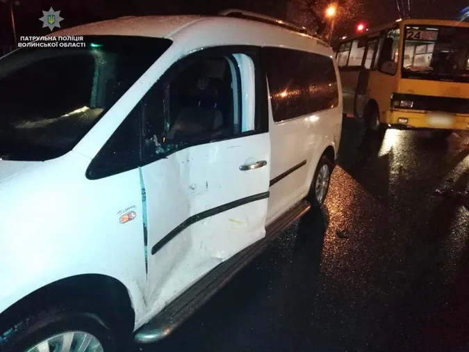 У Луцьку маршрутка проїхала на червоне світло і врізалася у Volkswagen