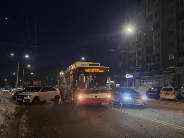 Тролейбус об'їжджає автівки на пр. Президента Грушевського