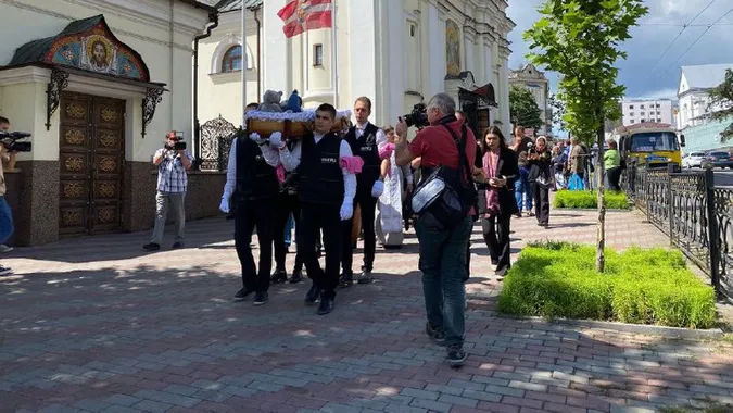 Вінниця у скорботі: вбиту рашистами дівчинку Лізу хоронили з почестями (фото)