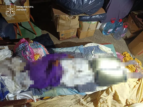 Змусила сестру спати поряд: на Донеччині мати 18 років зберігала тіло померлої доньки у квартирі (фото)