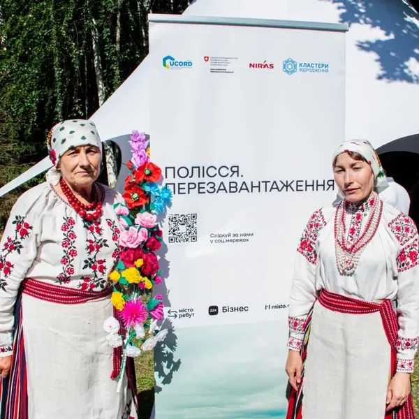 🌸 До 300 паперових квітів на коровай: на Волині зберігають унікальну весільну традицію