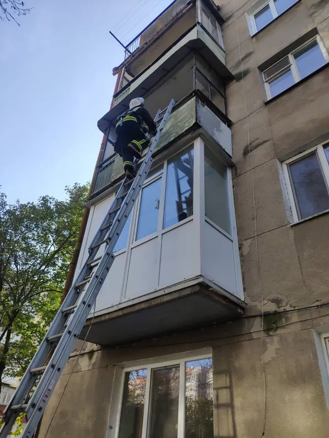 У Луцьку визволили літню жінку, яка через травму не могла відчинити квартиру