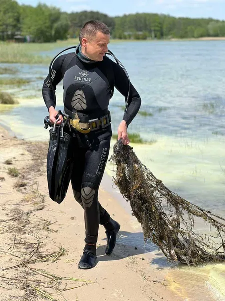 Залізяки, бите скло і пластик: що «зловили» у водоймах Волині (фото)