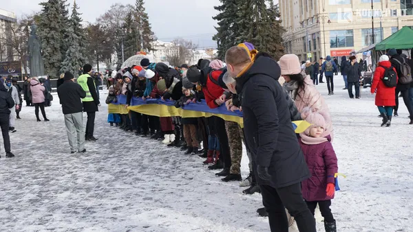 Свято єднання: у Луцьку розгорнули довжелезний стяг у День Соборності (фото, відео)