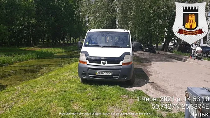 У центральному парку Луцька знову вкотре карають водіїв-порушників