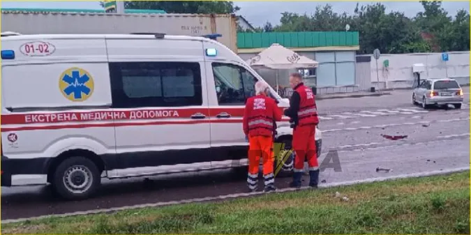 На заправці WOG у Луцьку – жахлива аварія: мотоцикліст протаранив авто (фото)