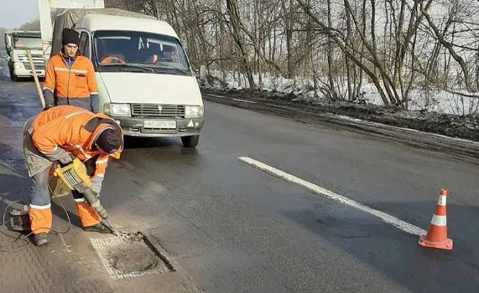 На Волині почали латати розбиті за зиму дороги (фото)