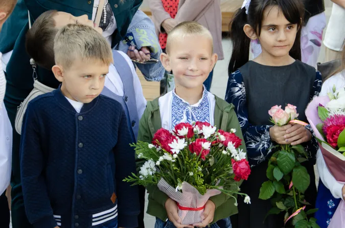 У Нововолинську відбулися урочисті лінійки для першачків і випускників (фото)