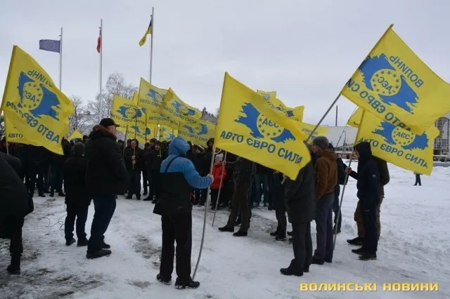 У Луцьку автопротест власників машин на єврореєстрації (фото)