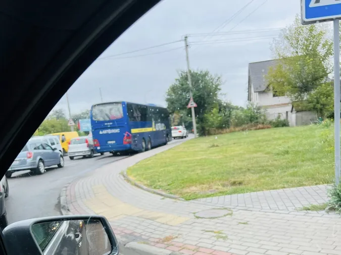 У Луцьку автобус «Автолюкс» третій день блокує рух: що відбувається (фото)
