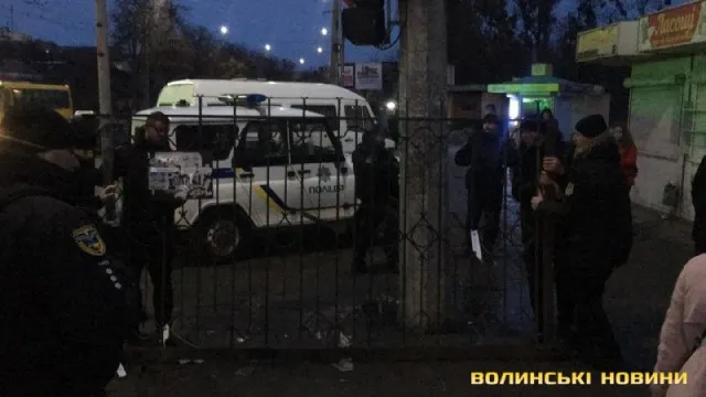 Поліція не захотіла допомогти муніципалам вивезти ворота зі Старого ринку (відео)
