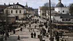 Рідкісний ракурс: показали унікальне фото знищеного Братського мосту в Луцьку