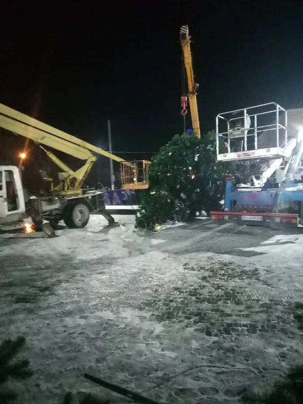 На Хмельниччині вітер зніс головну міську ялинку (фото)