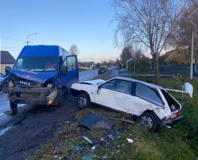 У Княгининку бус злетів з дороги і протаранив два автомобілі (фото)
