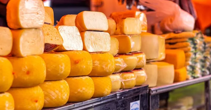 Україну «завалили» дешевим сиром з ЄС: третину продукції завозять нелегально