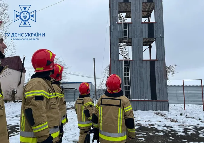 Волинські рятувальники вчили вогнеборців-добровольців гасити пожежі (фото)