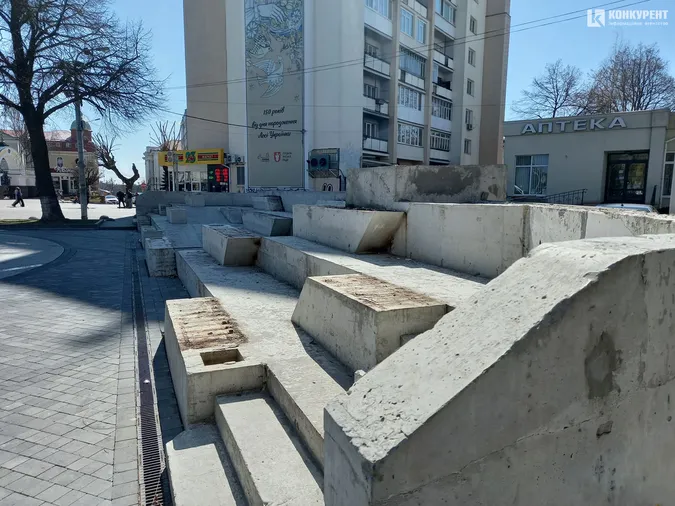 Новий фонтан у центрі Луцька обклеюють чорним гранітом (фото)