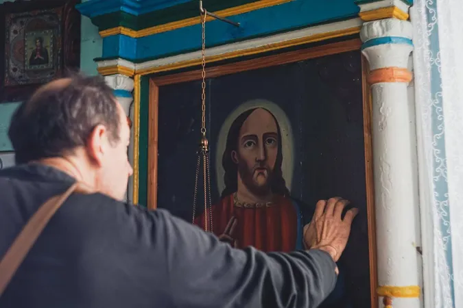 Під нею може бути інша ікона: на Волині на горищі храму знайшли Ікону XVIII століття (фото)