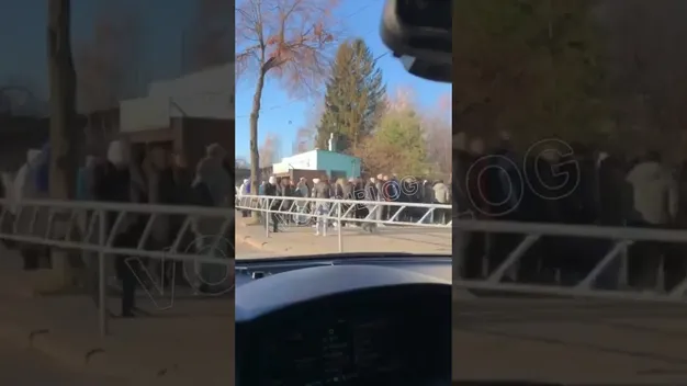 Займали чергу з 5 ранку: луцький секонд «штурмують» у день завозу (відео)
