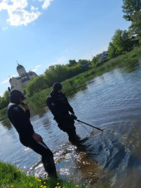 Залізяки, бите скло і пластик: що «зловили» у водоймах Волині (фото)