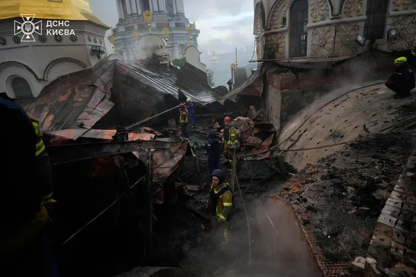 Києво-Печерську лавру зачинили для відвідувачів після удару РФ (фото, відео)